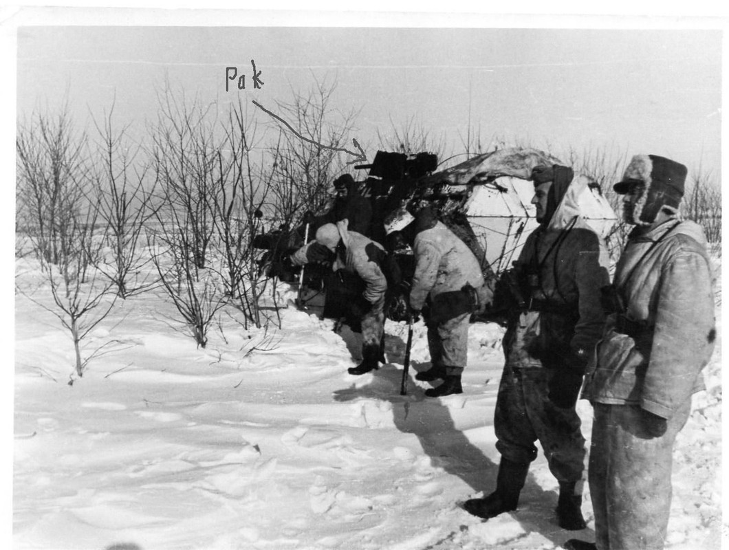 Orig Foto Soldaten SPW 251 Pak Geschütz Winterta