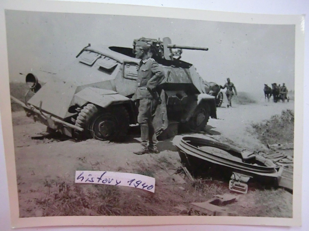 Foto eines zerstörten Panzer-Spähwagen mit Flak-Turm in Polozk -
