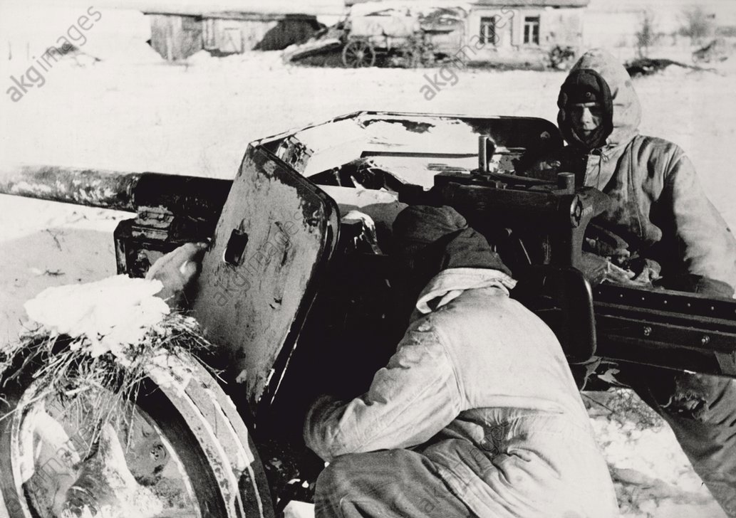 German soldiers positioning an antitank cannon on the Donets Russian front. February 1943 (3)