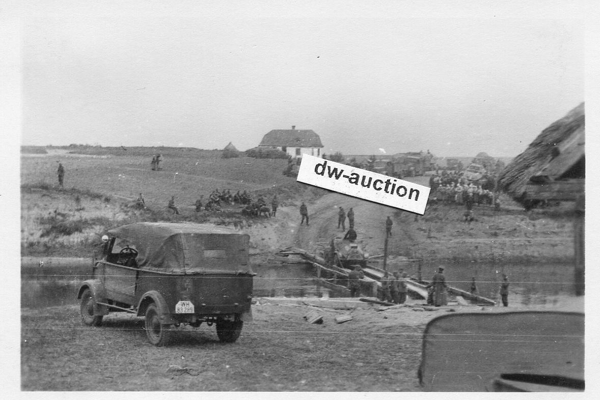 Fahrzeug und Panzer Spähwagen am Bug