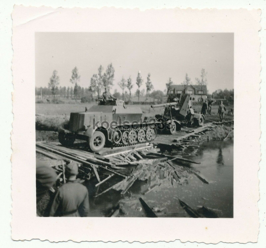 ! Foto gepanzerter Zugkaftwagen mit 88 Flak Geschütz auf Kriegsbrücke im Westen