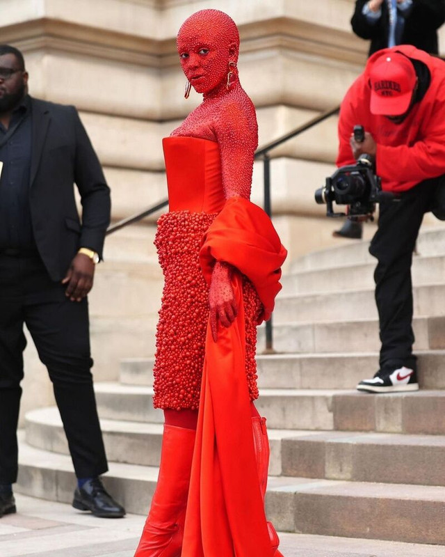 Schiaparelli, i look delle celebs alla sfilata SS23 Schiaparelli, i look delle celebs alla sfilata SS23