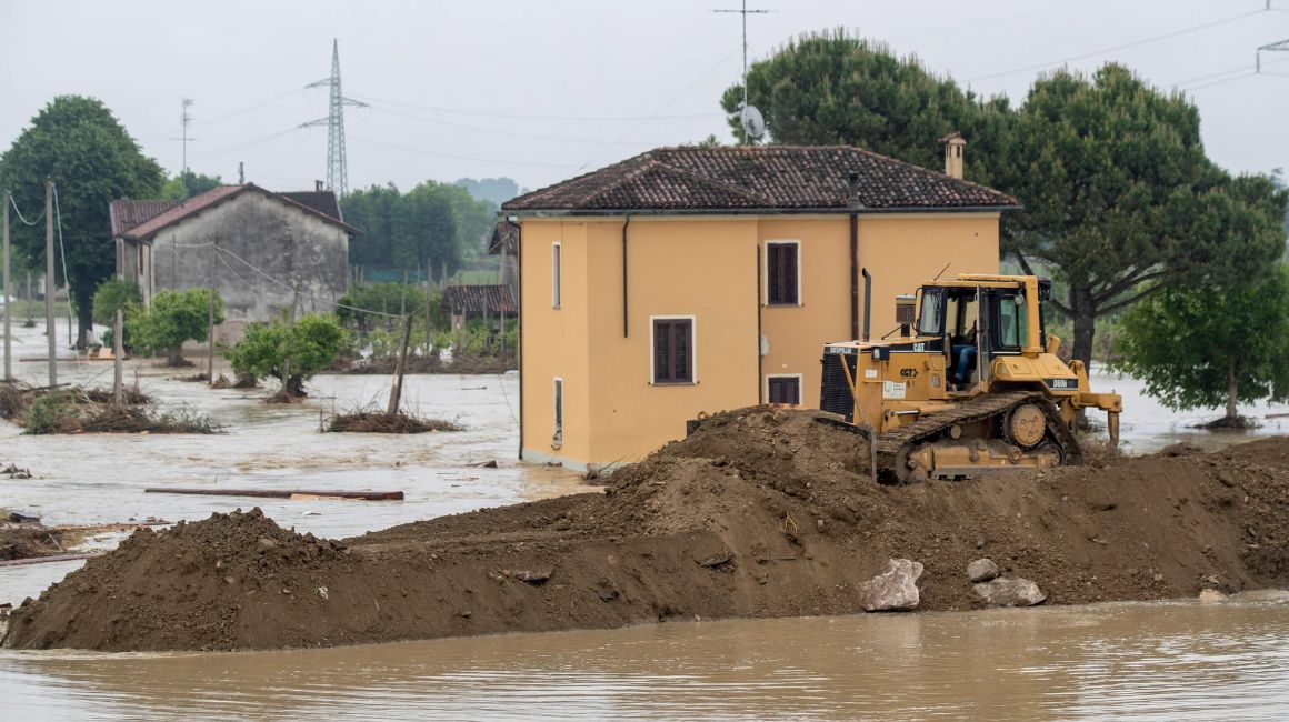 Meloni torna in Italia per le inondazioni: 14 morti e 36mila sfollati