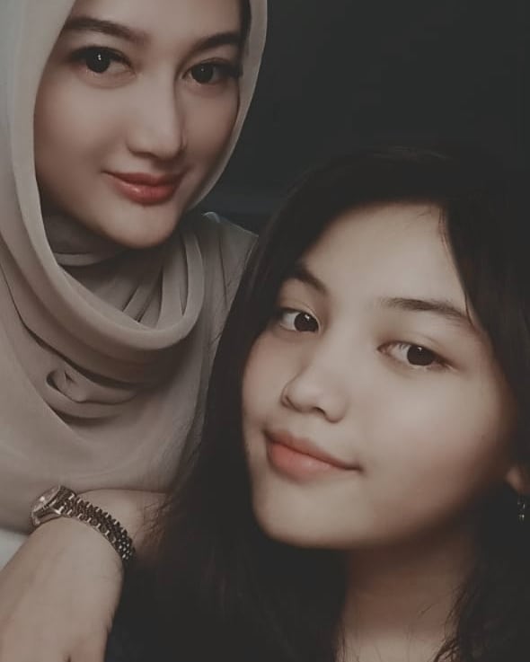 Indriani Hadi bersama putri sulungnya