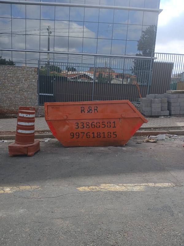 Caçamba de entulho em obra em Campinas