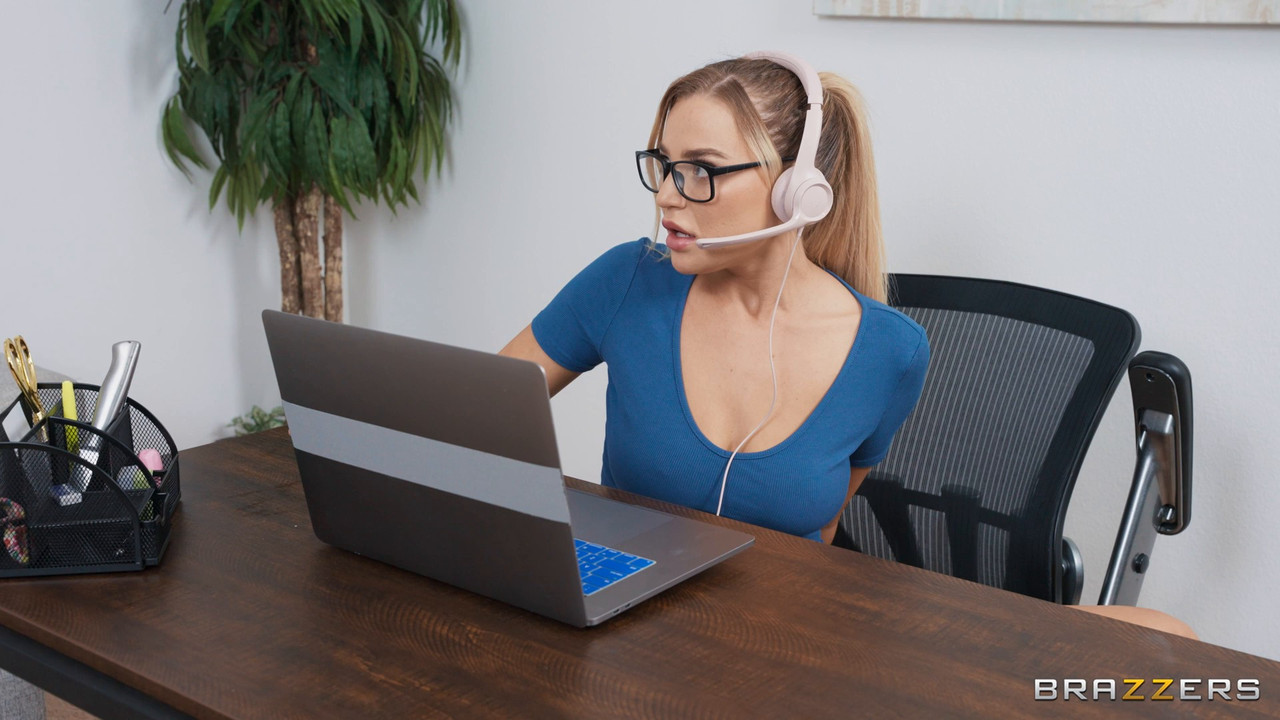 Blake Blossom - Wet At Work - BRAZZERS.mp4.0002