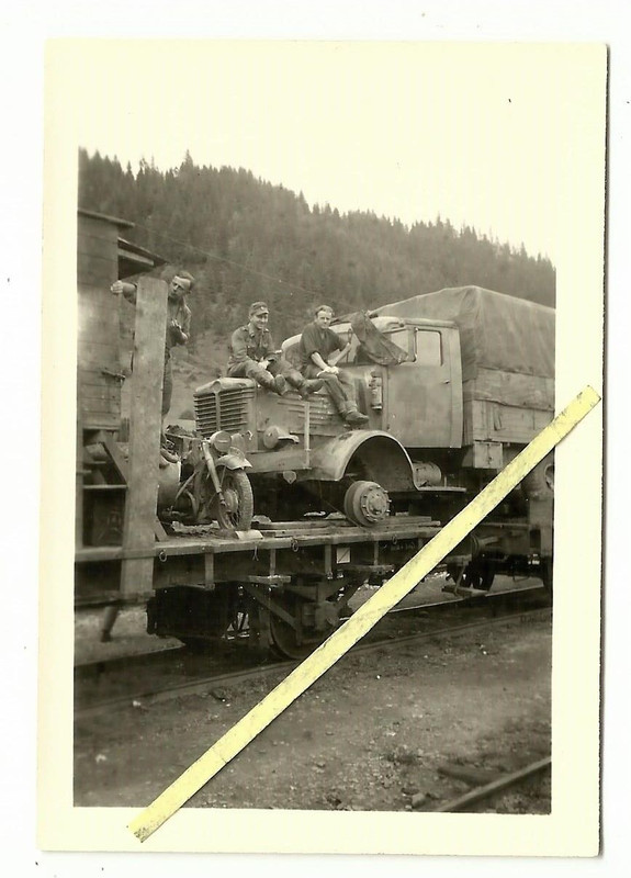 1944 - deut.schw.LKW   Krad auf Eisenbahn Waggon - Rückzug