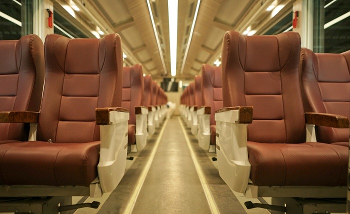 Fasilitas Kereta Panoramic juga mencakup kursi yang nyaman. Bahkan kursi di Kereta Panoramic dapat diputar menghadap jendela.