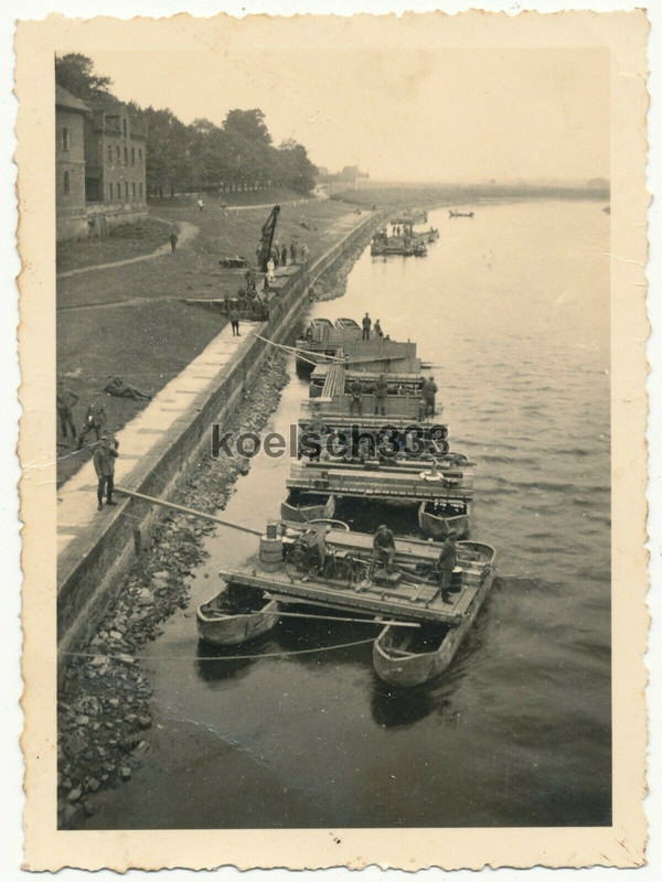 ! Foto Pioniere mit Ponton Fähren auf der Weser in Minden Brücken Gerät Pi. Batl.6