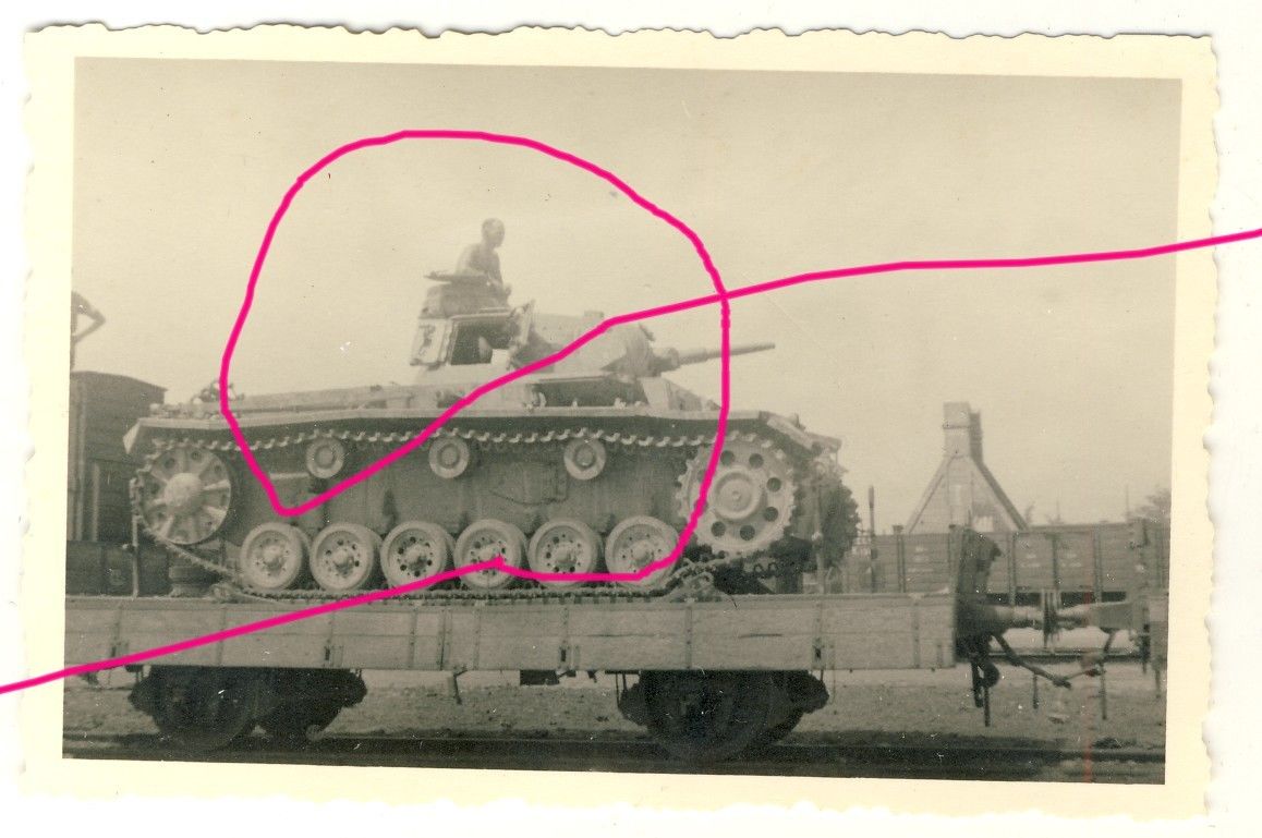 Foto (1) deut. Panzer auf Eisenbahn Zug, Fahrt z