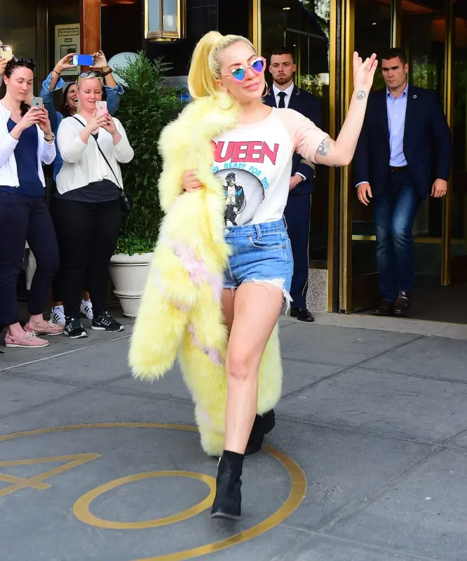 5-11-16-Leaving-her-apartment-in-NYC-001