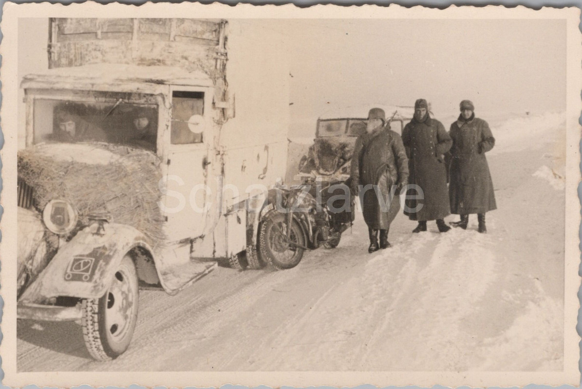 Foto, Wk2, Lkw mit Tarnanstrich plus Krad Januar 1942 Ostfront