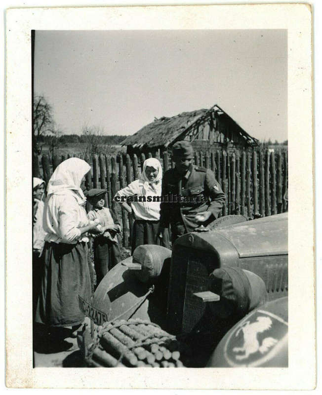 Orig. Foto Soldat mit Frauen Bevölkerung Pkw mit 254.ID Wappen in Polen