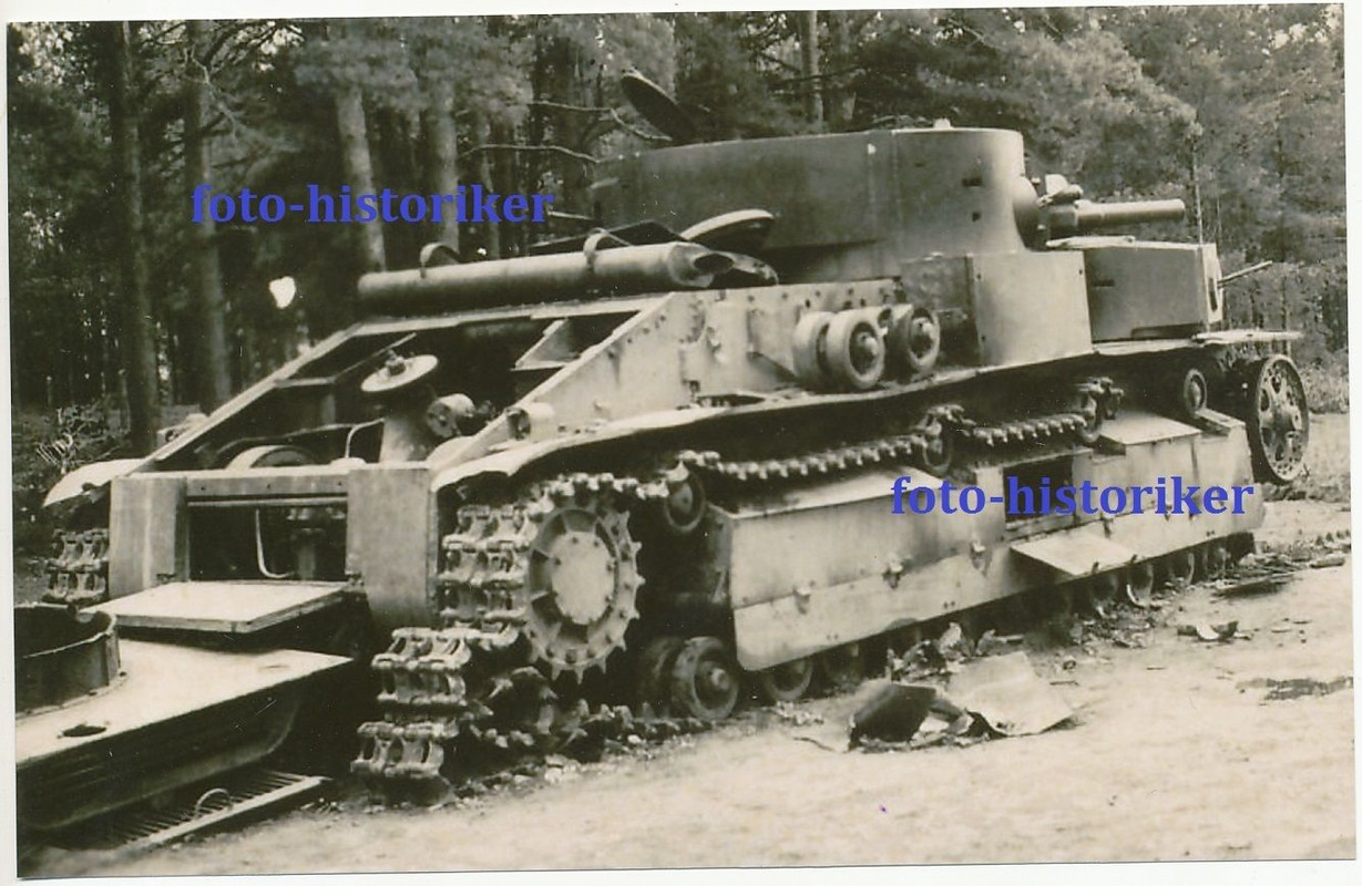 zerstörter russischer Panzer Kolloss T-28 im Fel