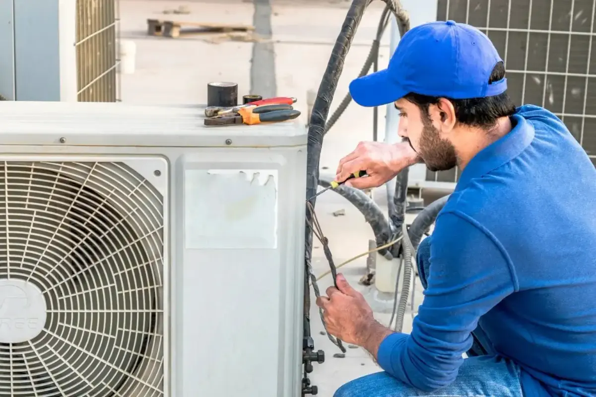Técnico de Refrigeração em Ação