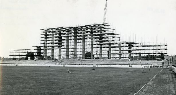 [Image: 29921137-2009-08-21-July-1979-At-the-home-of-the-ne.jpg]