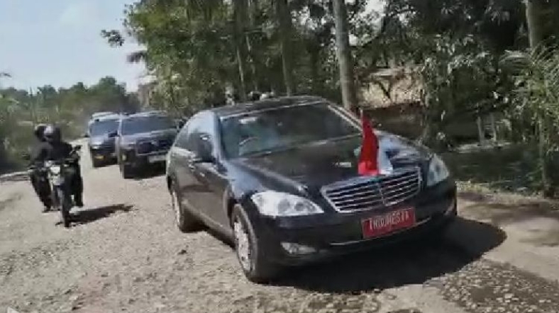 Presiden Jokowi meninjau jalan rusak di Provinsi Jambi, Selasa (16/5/2023).