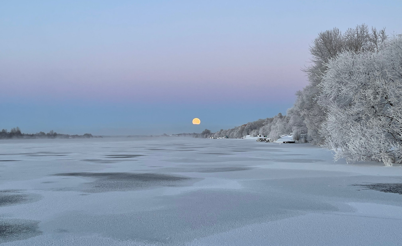 Восход луны над Волгой в Рождество