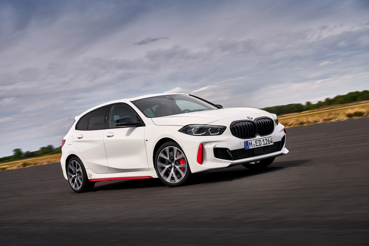 P90402182_highRes_the-all-new-bmw-128t