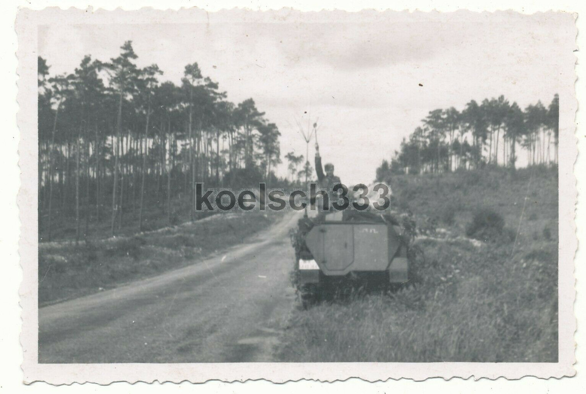 Foto Soldat der Wehrmacht im Schützenpanzerwagen mit Funk Antenn