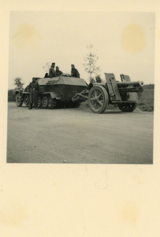 Russland Vormarsch Halbkette Beute Geschütz Arti