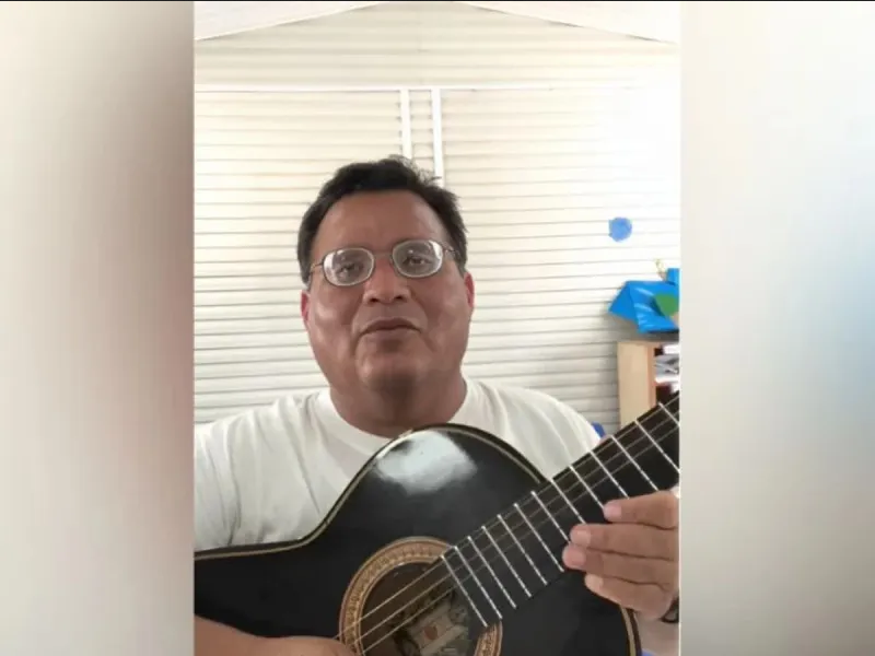Maestro le canta a sus alumnos una canción de despedida y muere al día siguiente