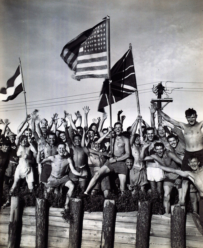 Algunos supervivientes del Tang celebran su liberación al final de la guerra junto a otros prisioneros