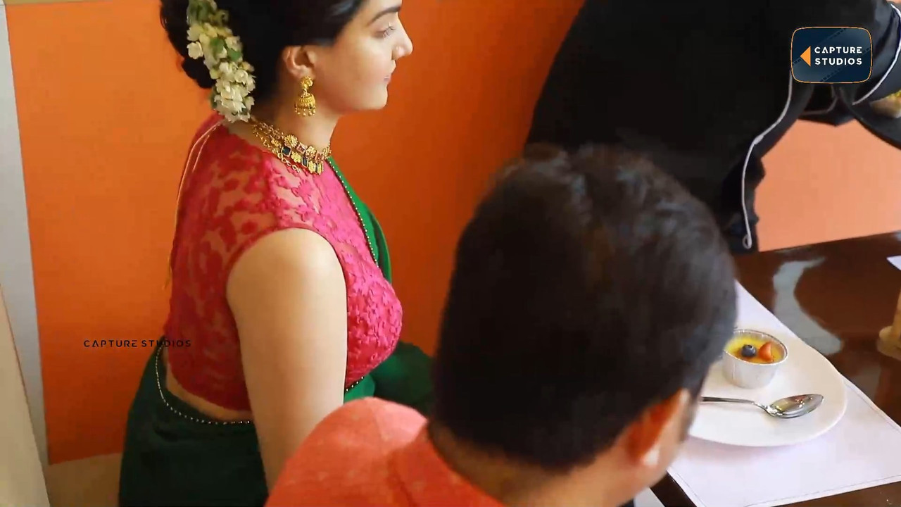 Honeyrose Hot sexy in saree.mkv_snapshot_00.04.084