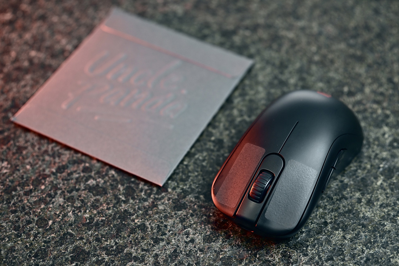 マウスに貼り付けられたグリップテープ