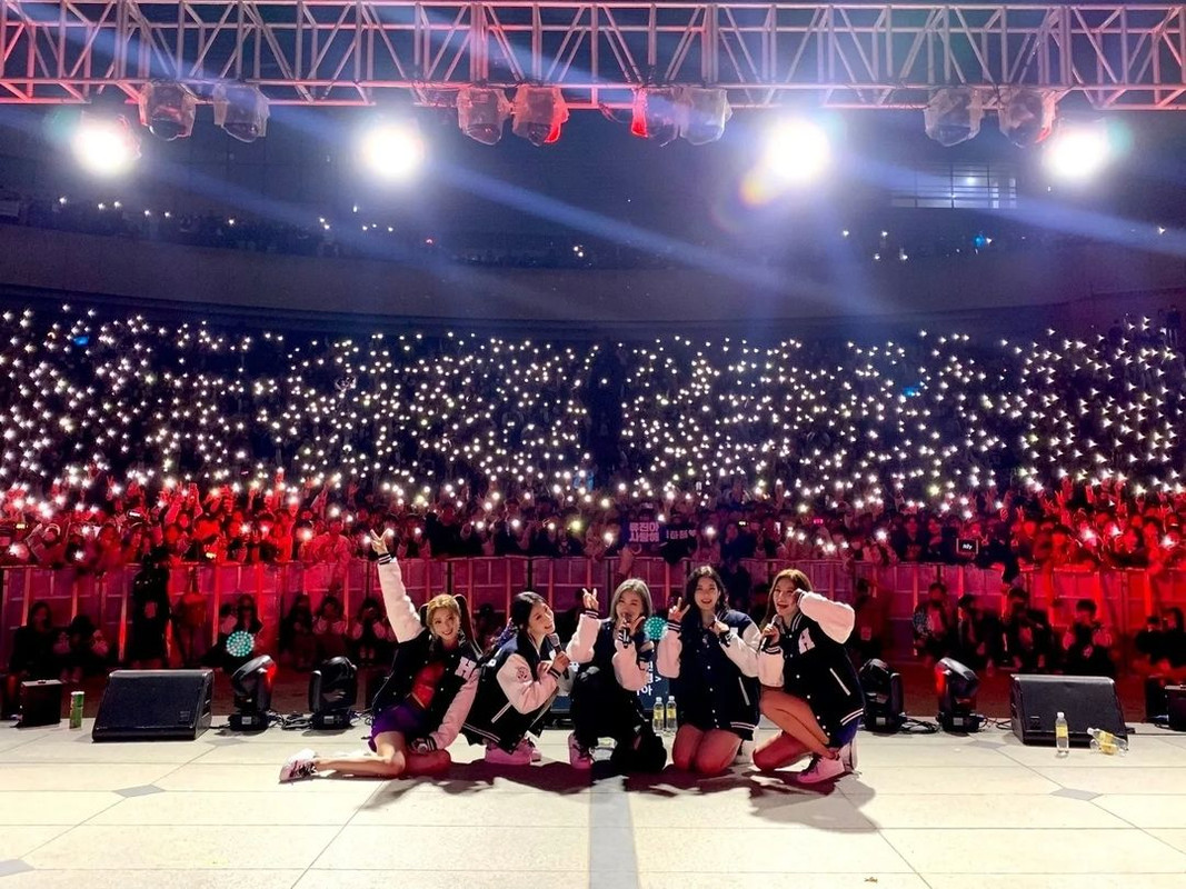 Ilustrasi kemeriahan konser ITZY bertajuk CHECKMATE yang diadakan untuk promo album terbaru yang dirilis pada 15 Juli 2022 lalu.