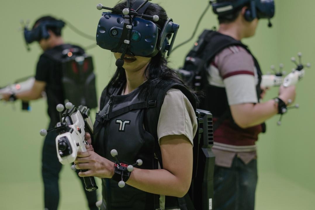 Gaming dengan virtual reality (VR) di Sandbox VR