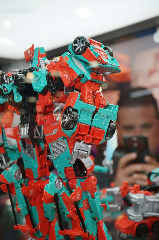 SDCC2015-Hasbro-Case-Transformers-Combiner-Wars-