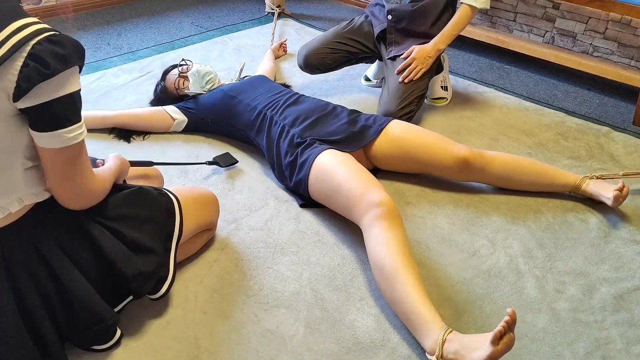 一绳所爱 和两个美女玩游戏.mp4_20230709_132633.026