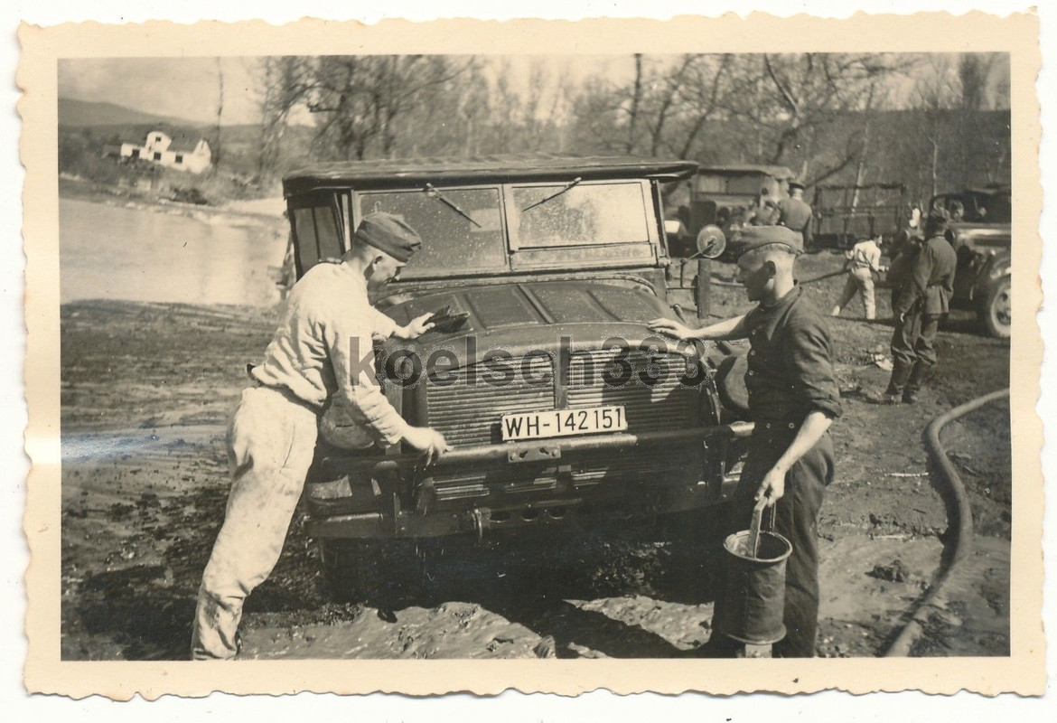 Foto schwerer Einheits PKW Kübelwagen wird gewas