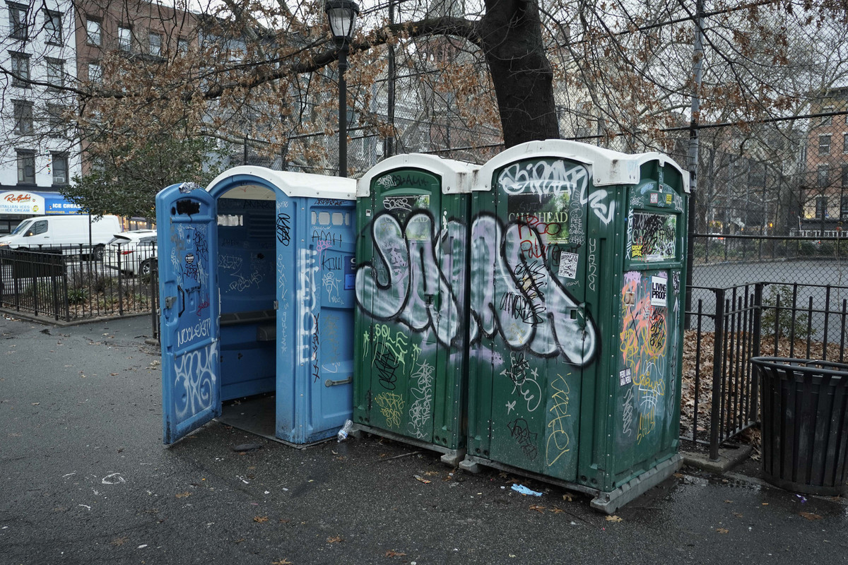 overflowing-portable-toilets-migrants-outside-75062274