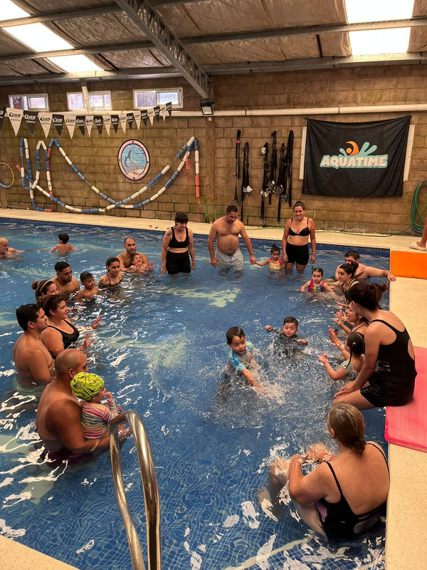 Natación para bebés y familias