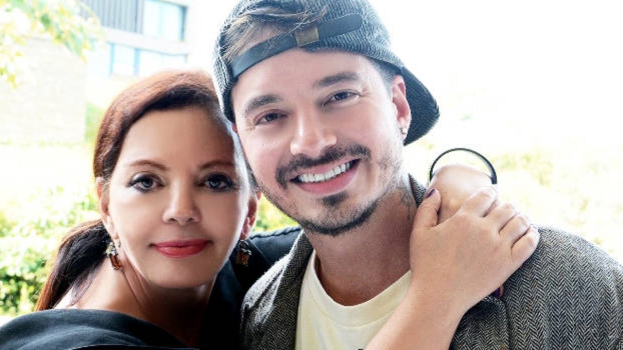 J Balvin sorprende a su mamá en el hospital y le dedica un emotivo mensaje