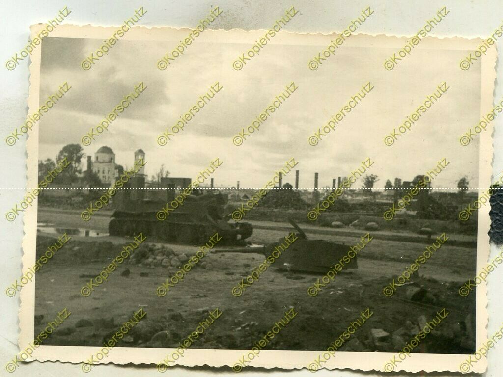 Foto, Wehrmacht, Blick auf einen zerstörten Panzer in Demidow, Russland