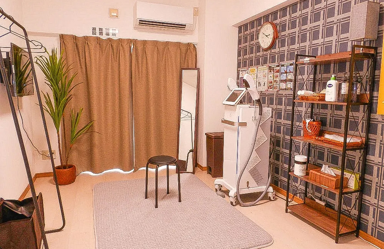 個室内の収納や備品周り。長時間の利用でも過ごしやすい空間