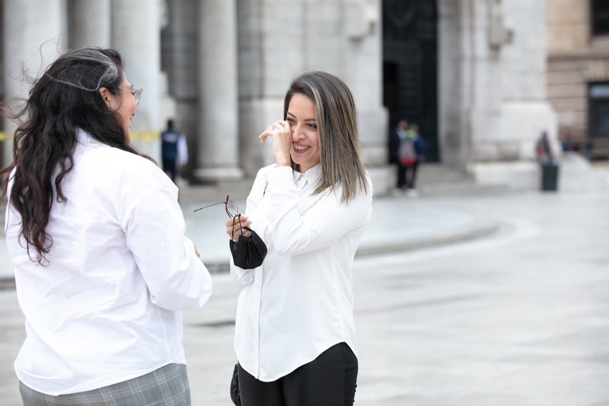 Mujer propone matrimonio con un mensaje en la torre latino