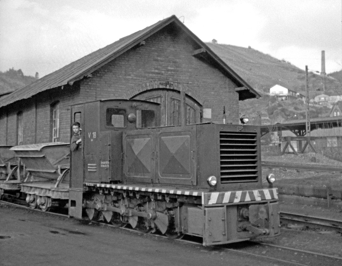 https://i.postimg.cc/Hs8YyMgY/Nassauische_Kleinbahn_V_18_01_1968_in_Braubach.jpg