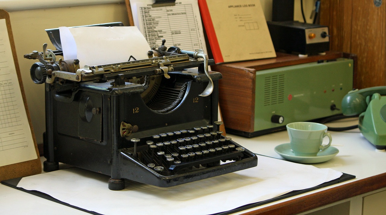 green-office-vintage-typewriter-163990-1280.jpg