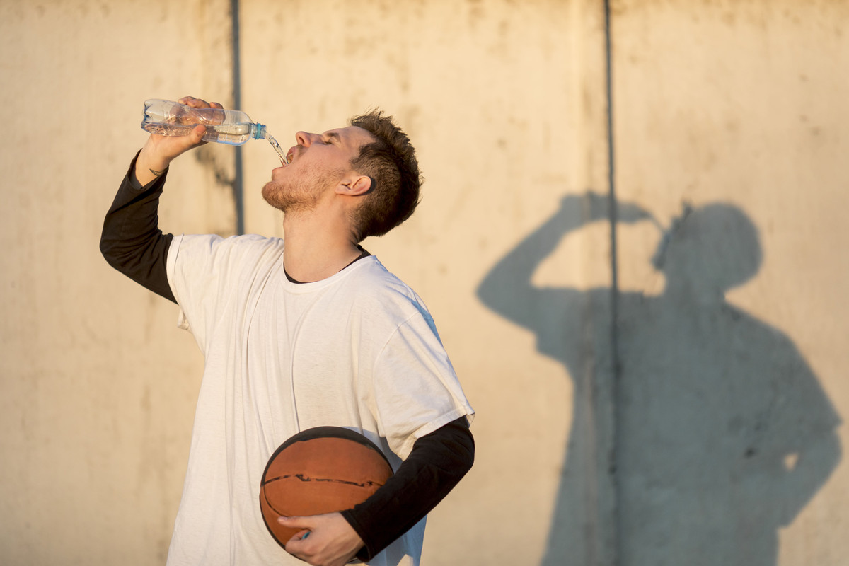 vista-frontal-urbano-jogador-de-basquete-hidratante-1.jpg