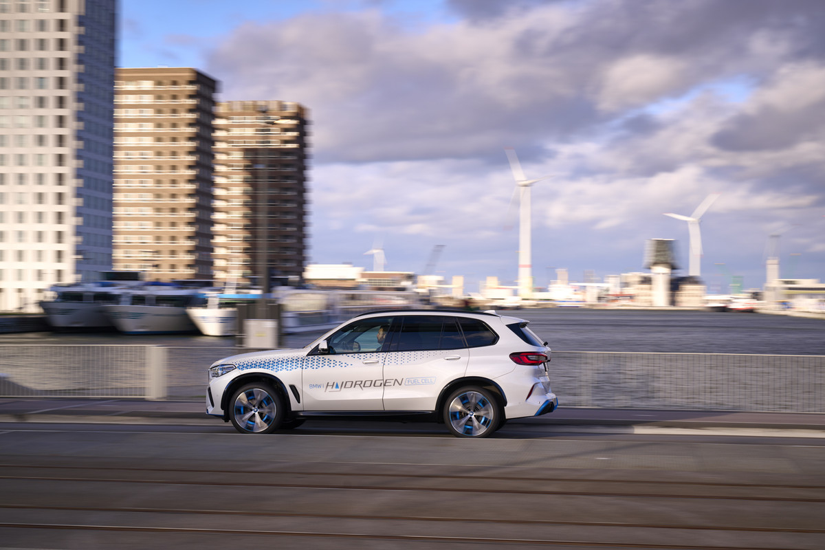 P90494379_highRes_bmw-ix5-hydrogen-on-