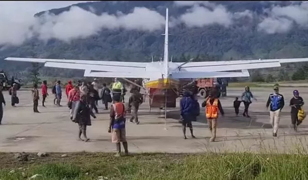 Bandara Ilaga Diserang, TNI-Polri Perketat Keamanan Usai Serangan KKB! Bandara Ilaga Diserang, TNI-Polri Perketat Keamanan Usai Serangan KKB!