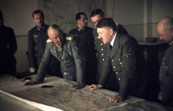 Imagen en color de Manstein junto a Hitler discutiendo sobre la situación en Frente Oriental. Invierno de 1942