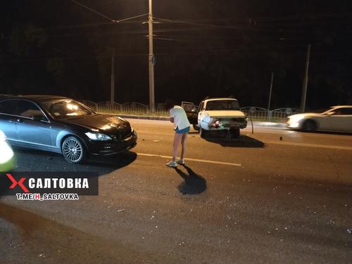 Мужчина бросался на людей посреди улицы в Харькове (видео)