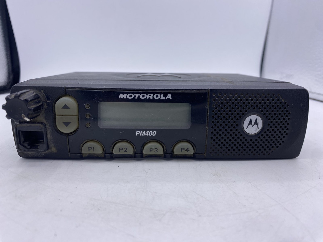 MOTOROLA  FLN3108ANA PM400 UHF 64 CHANNELS MOBILE RADIO