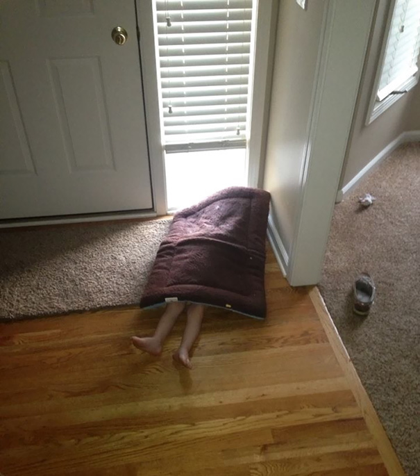 funny-kids-playing-hide-and-seek-59-605