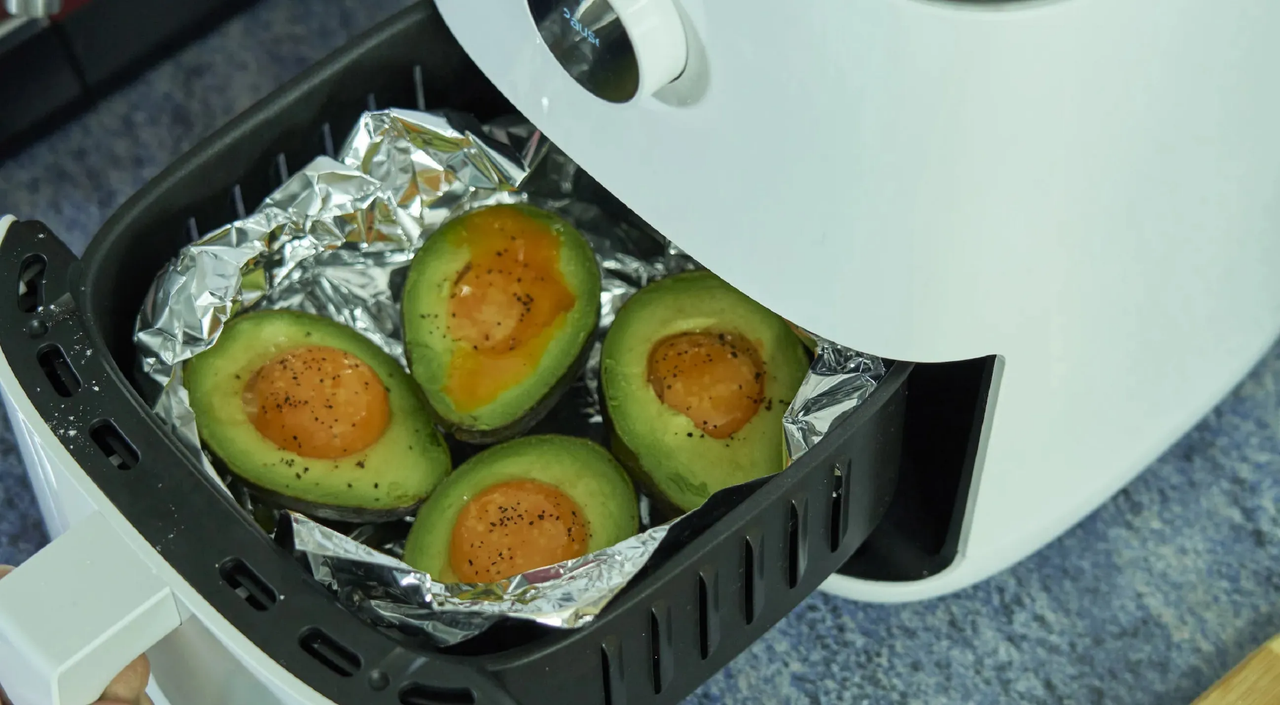 ¿Se puede cocinar con papel aluminio en la freidora de aire?